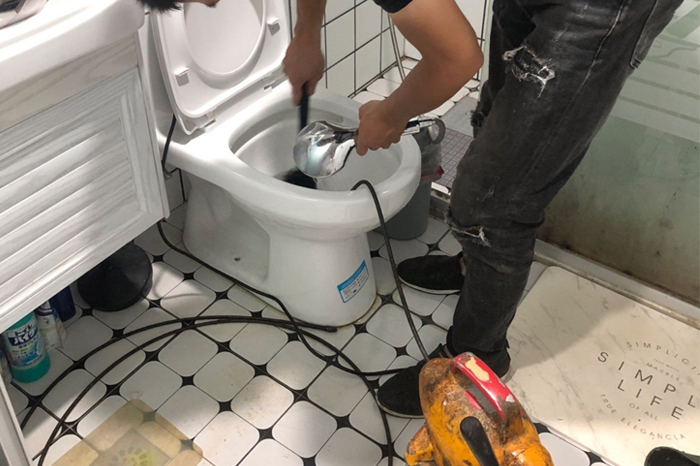 茂县马桶堵塞自己疏通还是找师傅?专业上门服务让你省时更省心